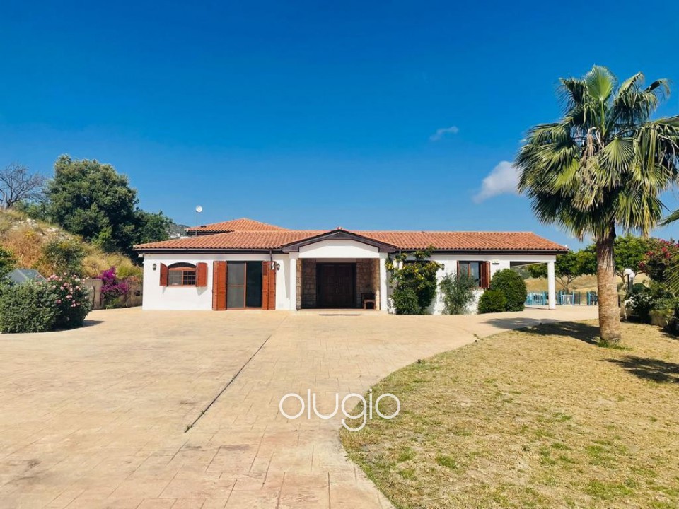 Bungalow For Sale  in  Armou