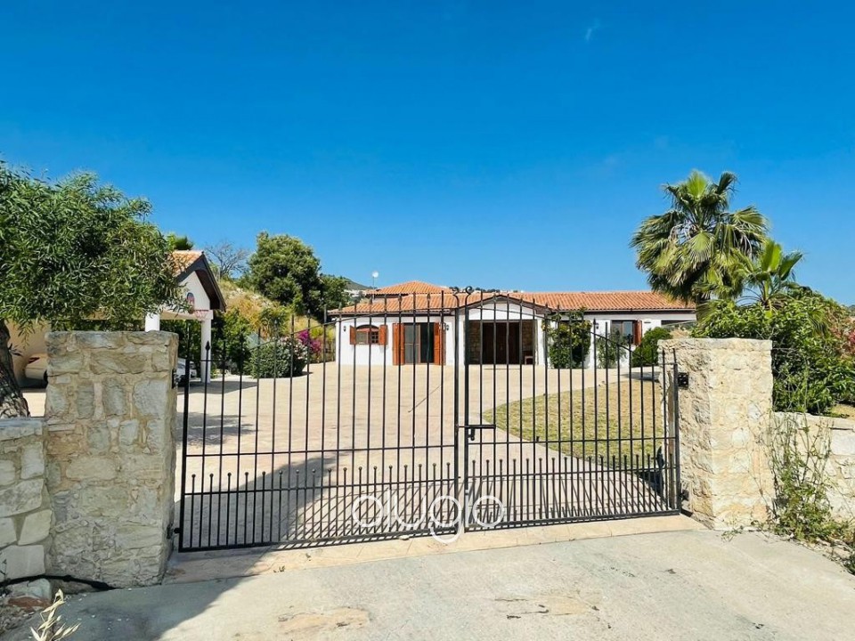 Bungalow For Sale  in  Armou