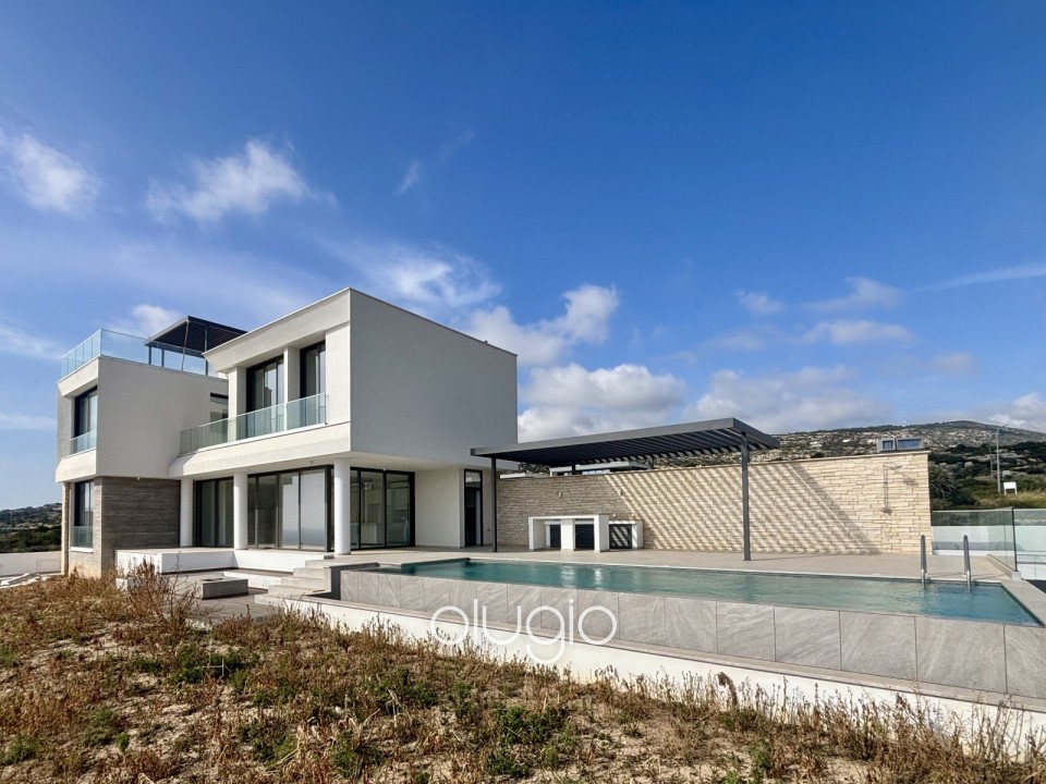 Detached Villa For Sale in Peyia