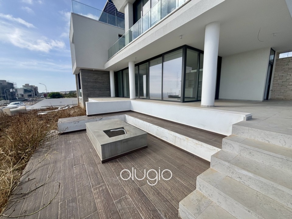 Detached Villa For Sale in Peyia