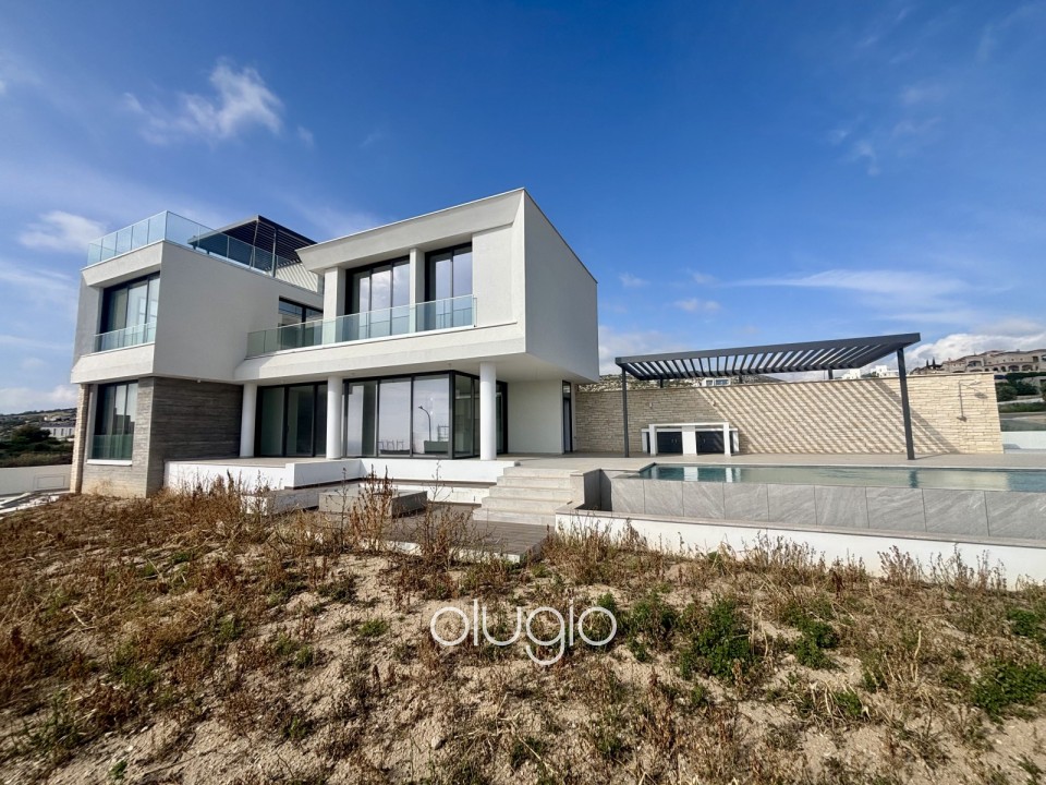 Detached Villa For Sale in Peyia