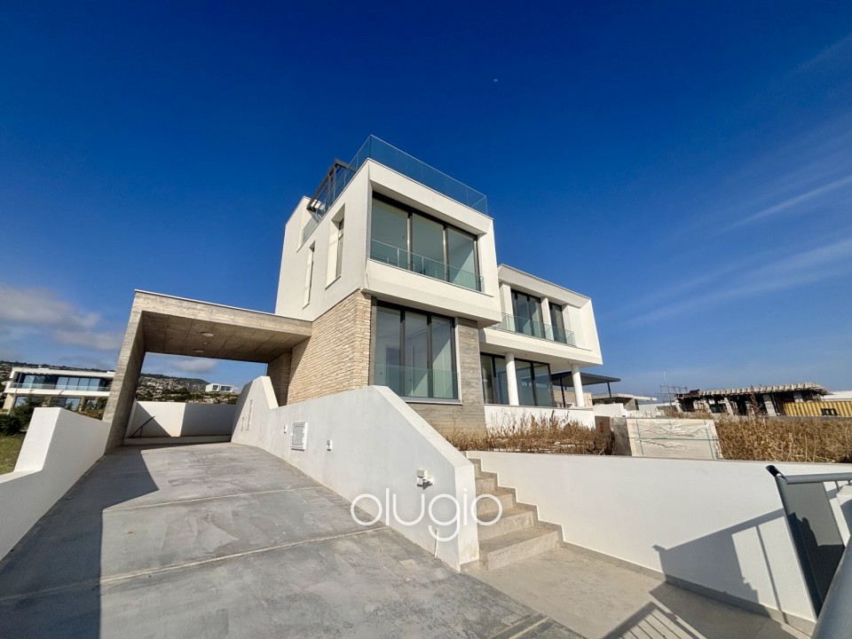 Detached Villa For Sale in Peyia