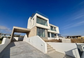 Detached Villa For Sale in Peyia