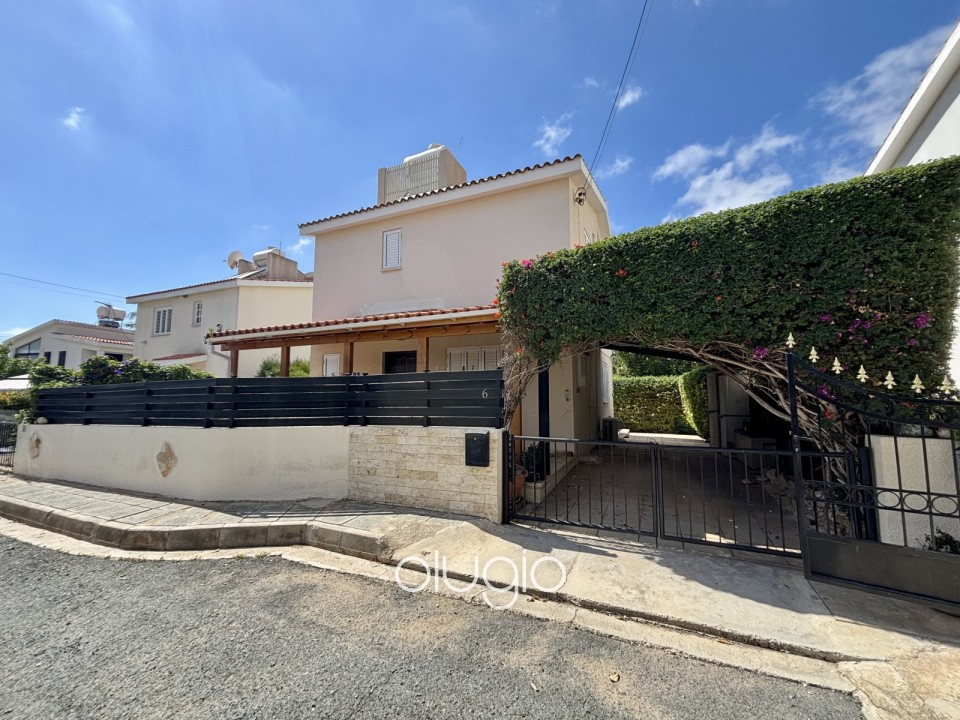Detached Villa For Sale in Peyia