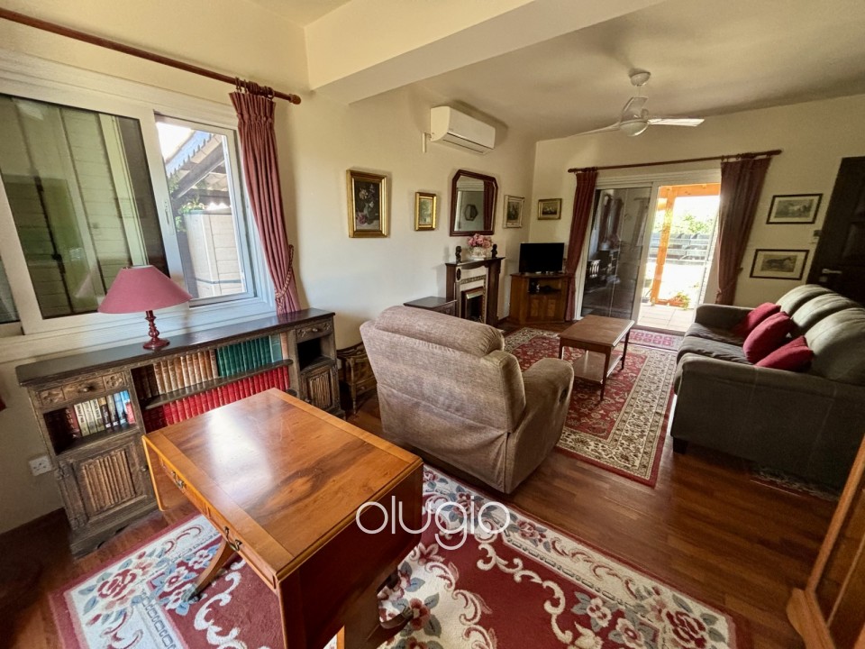 Detached Villa For Sale in Peyia