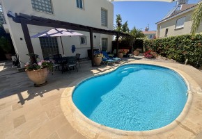 Apartment For Sale in Peyia