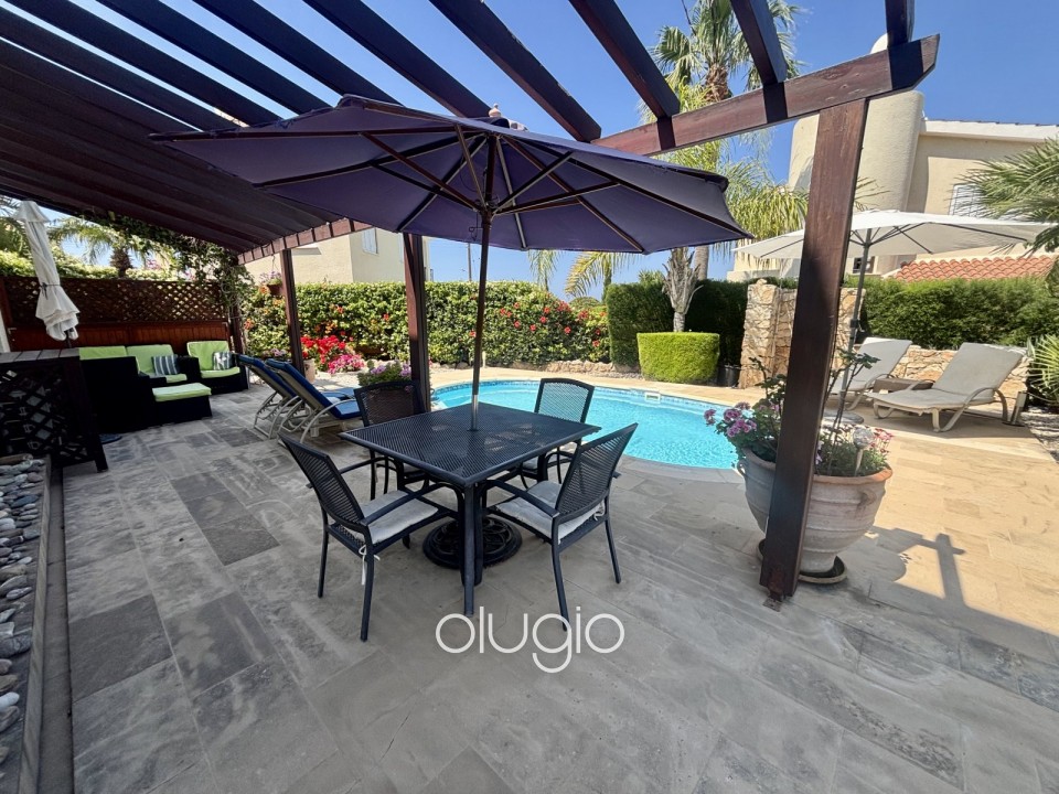 Apartment For Sale in Peyia