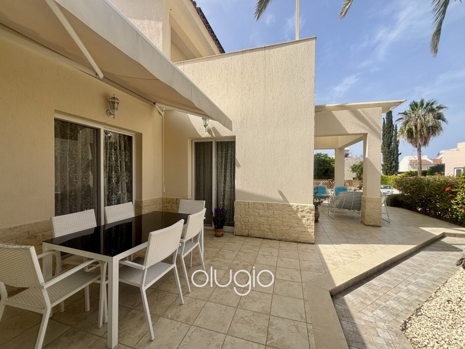 Detached Villa For Sale in Peyia