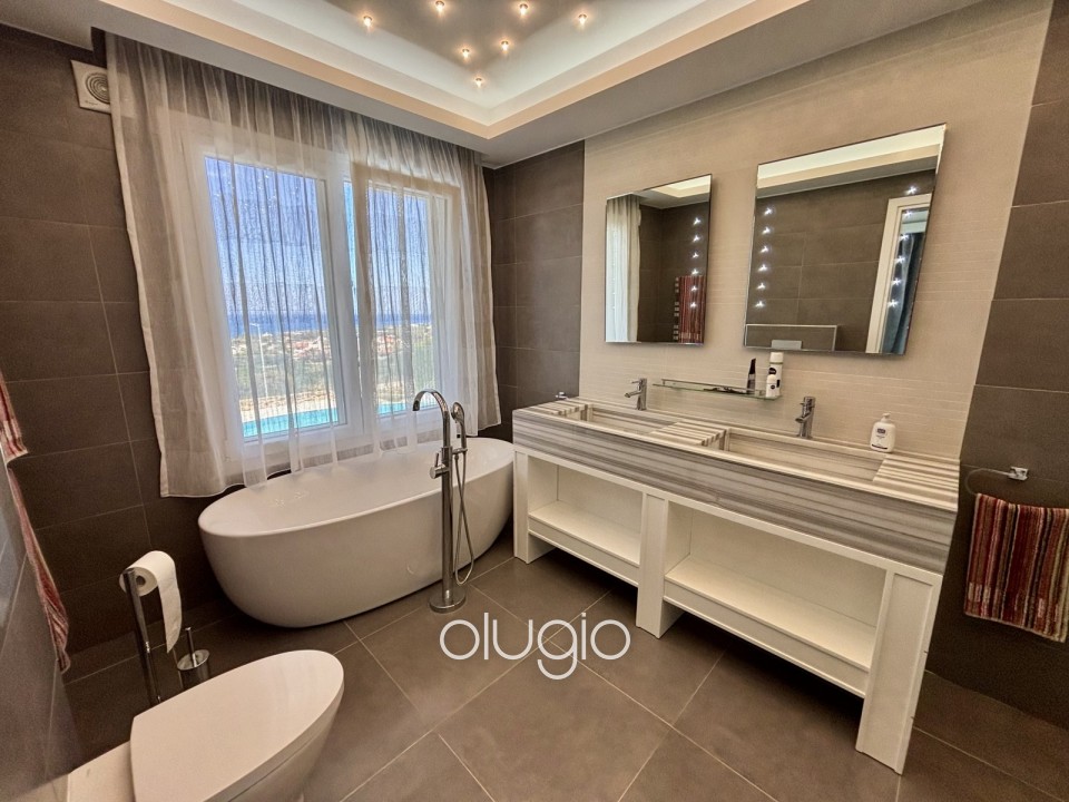 Detached Villa For Sale in Sea Caves - St.George