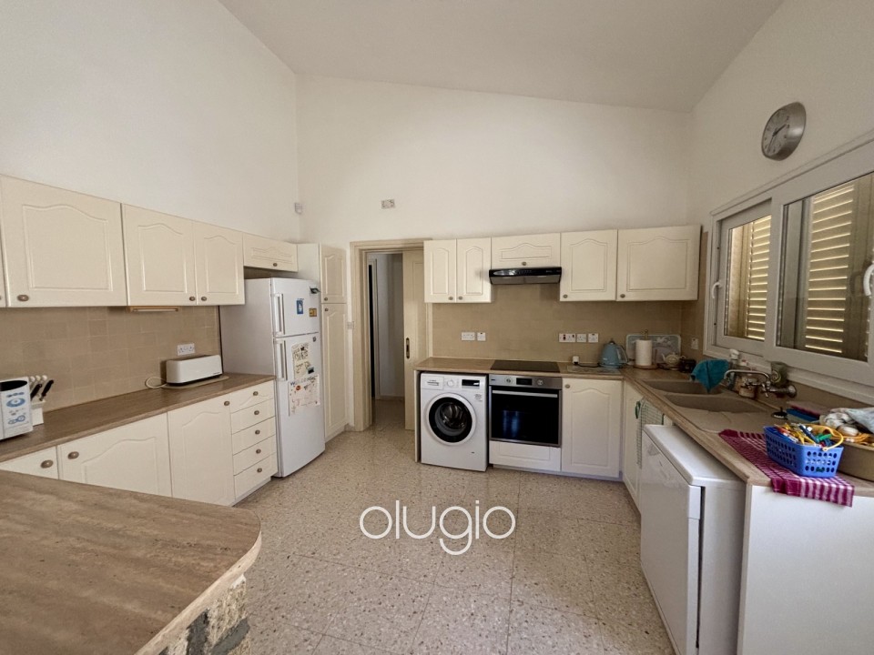 Bungalow For Sale in Kamares - Tala