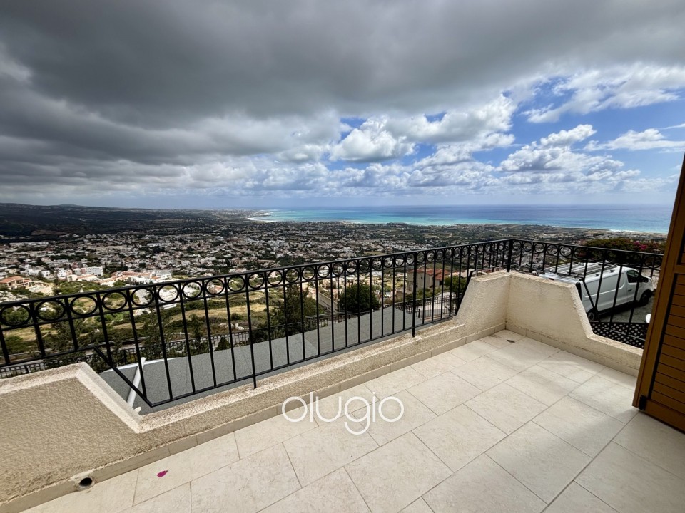 Detached Villa For Sale in Peyia