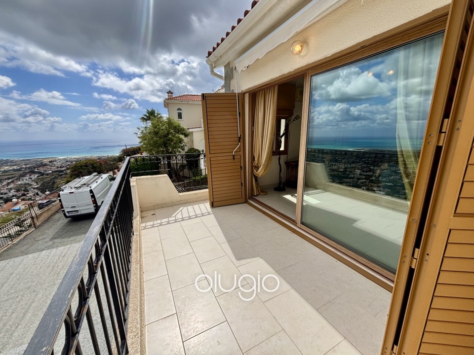 Detached Villa For Sale in Peyia