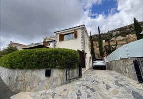Detached Villa For Sale in Peyia