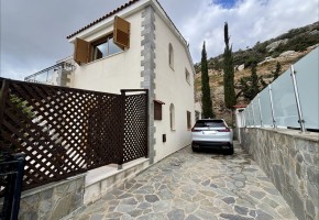 Detached Villa For Sale in Peyia