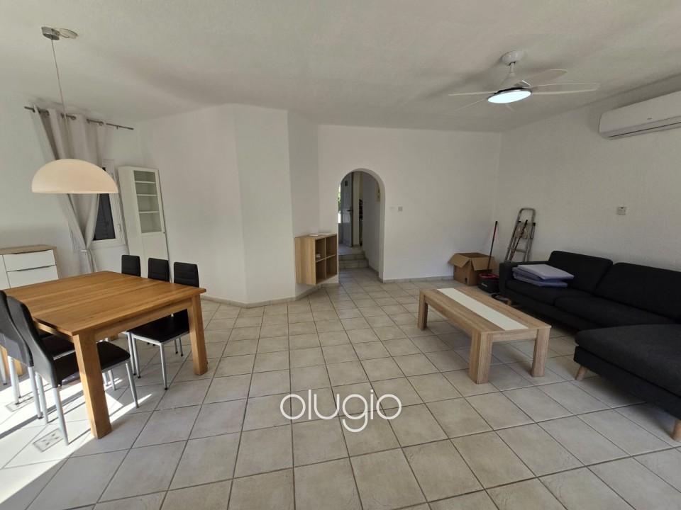 Semi Detached Villa For Sale in Universal