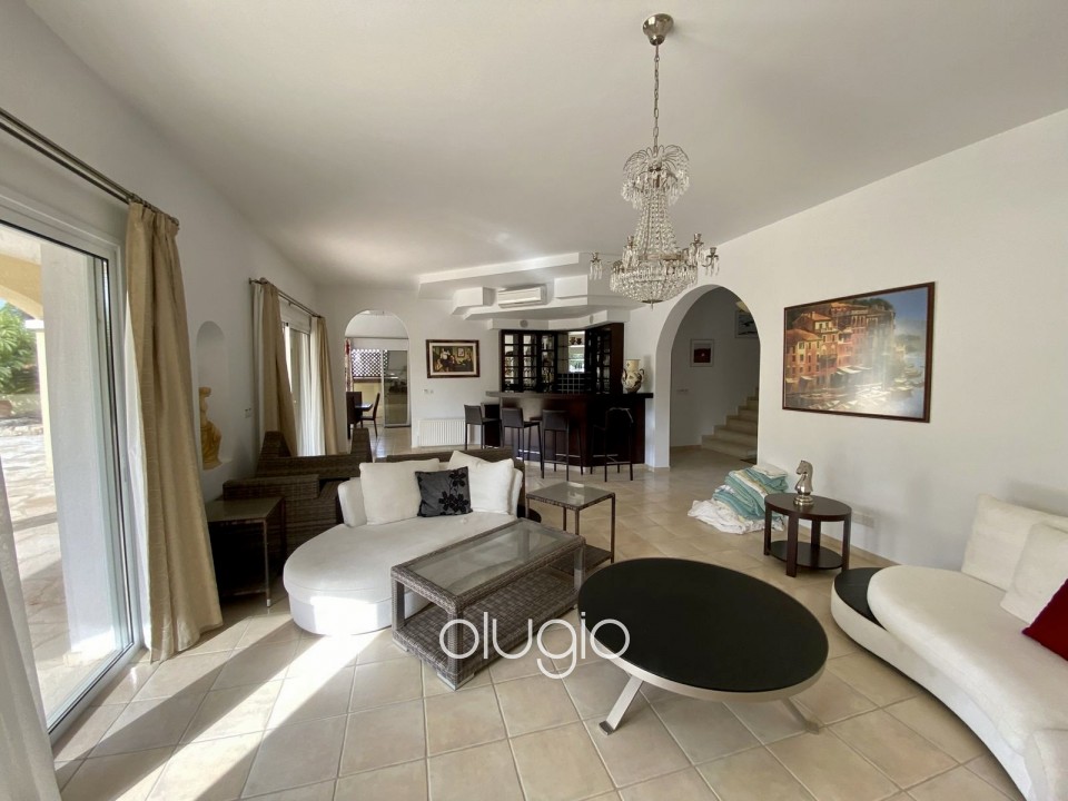 Detached Villa For Sale in Coral Bay