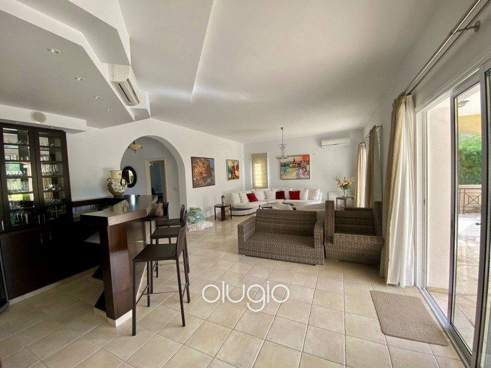 Detached Villa For Sale in Coral Bay