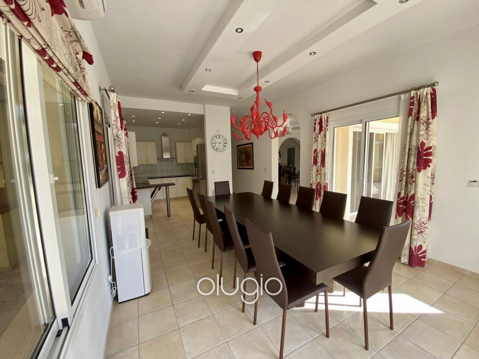 Detached Villa For Sale in Coral Bay