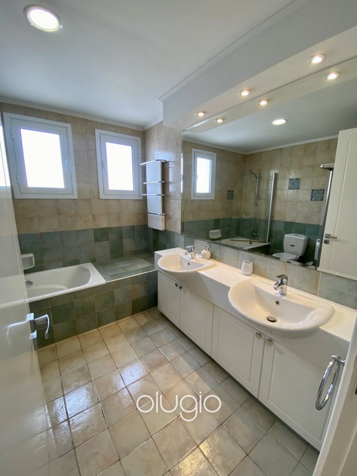 Detached Villa For Sale in Coral Bay