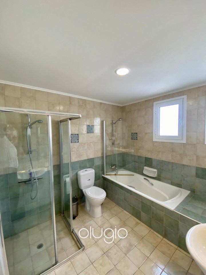 Detached Villa For Sale in Coral Bay