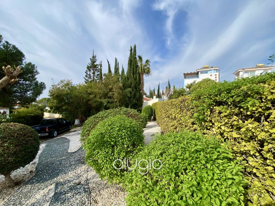 Detached Villa For Sale in Coral Bay