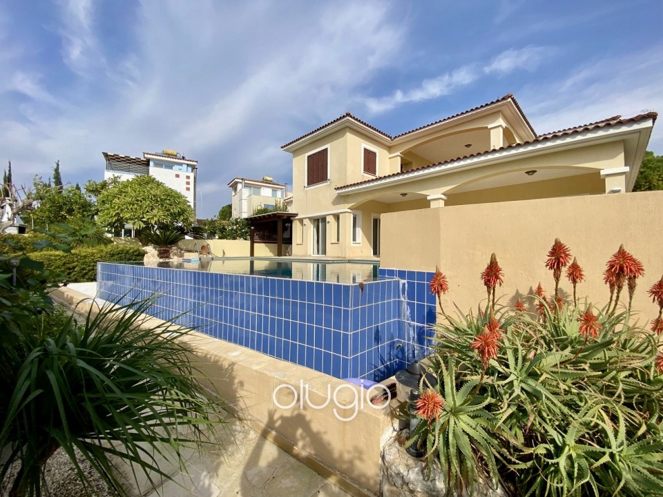 Detached Villa For Sale in Coral Bay