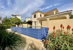 Detached Villa For Sale in Coral Bay