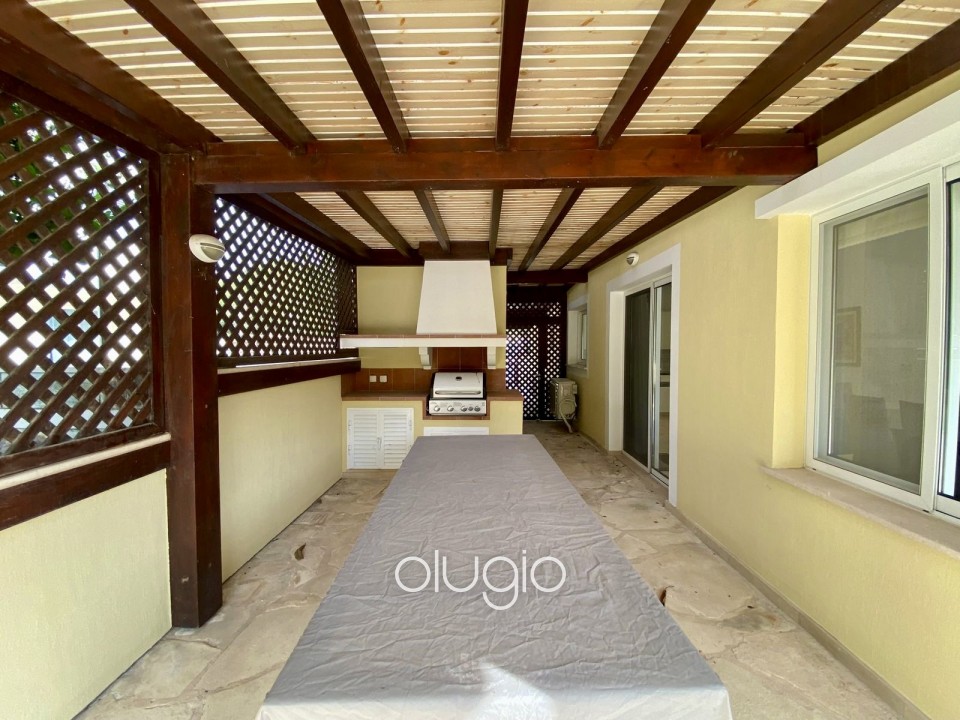 Detached Villa For Sale in Coral Bay
