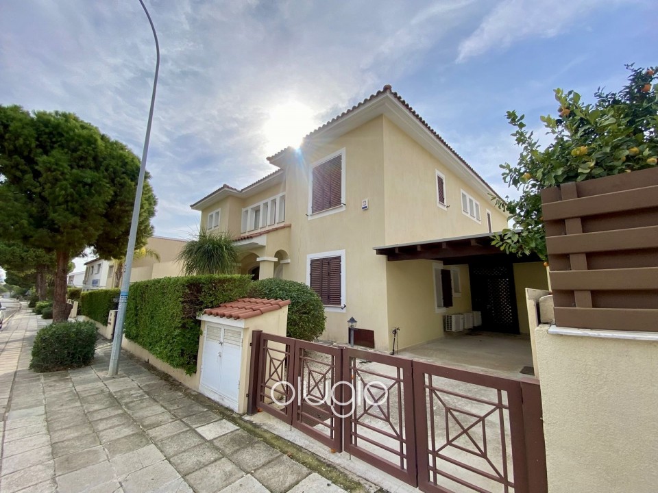 Detached Villa For Sale in Coral Bay