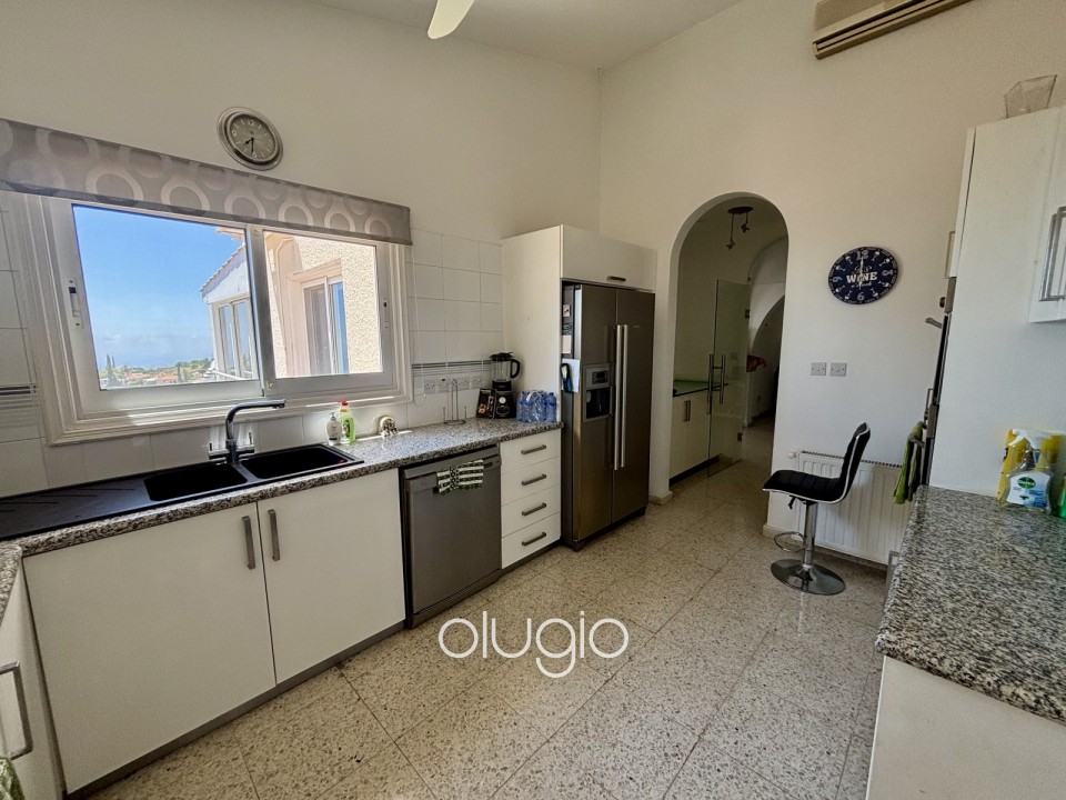 Detached Villa For Sale in Kamares - Tala