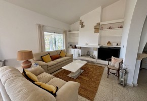 Detached Villa For Sale in Kamares - Tala