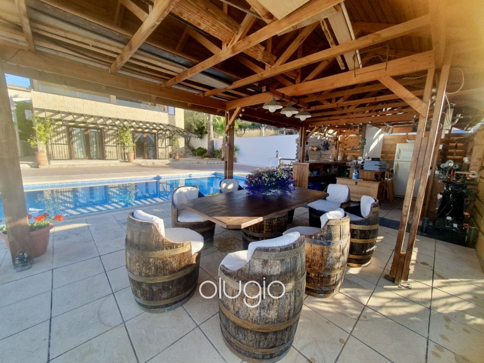 Detached Villa For Sale in Peyia