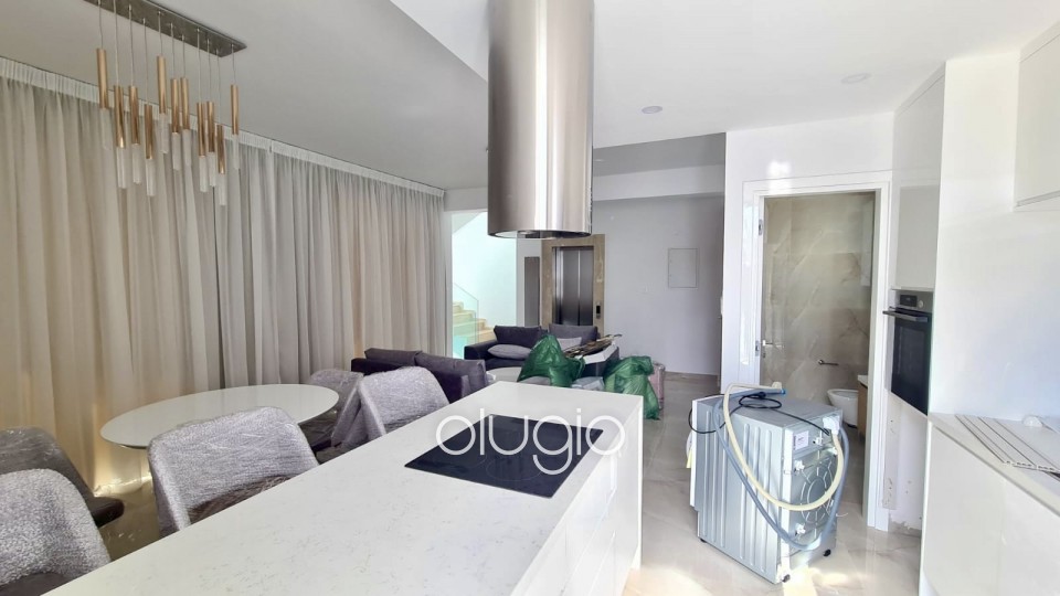 Detached Villa For Sale in Chloraka