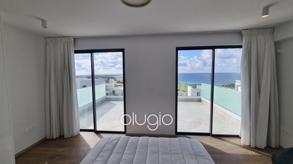 Detached Villa For Sale in Chloraka