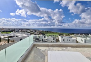 Detached Villa For Sale in Chloraka