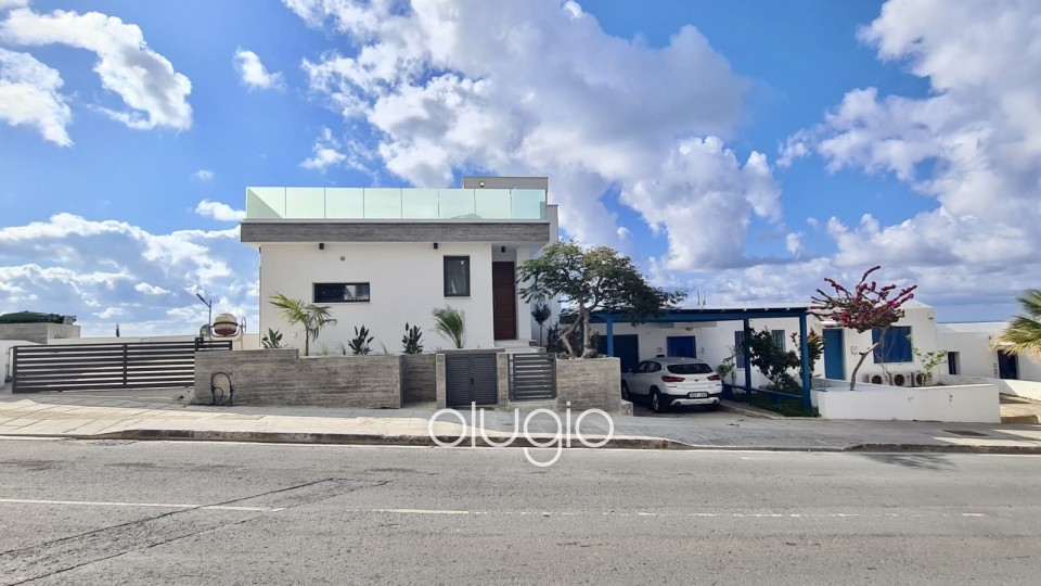 Detached Villa For Sale in Chloraka