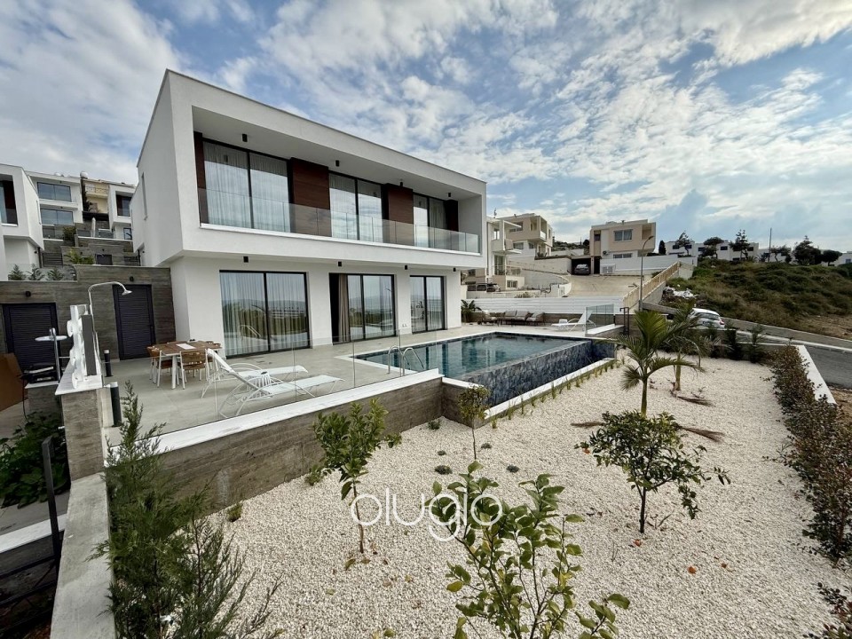 Detached Villa For Sale in Chloraka