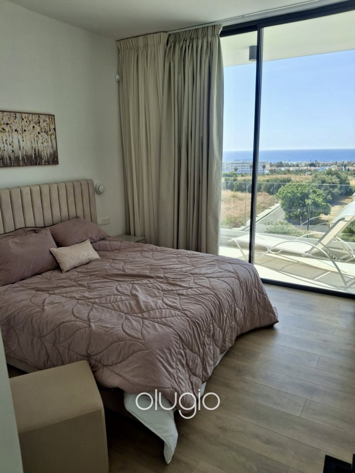 Detached Villa For Sale in Chloraka