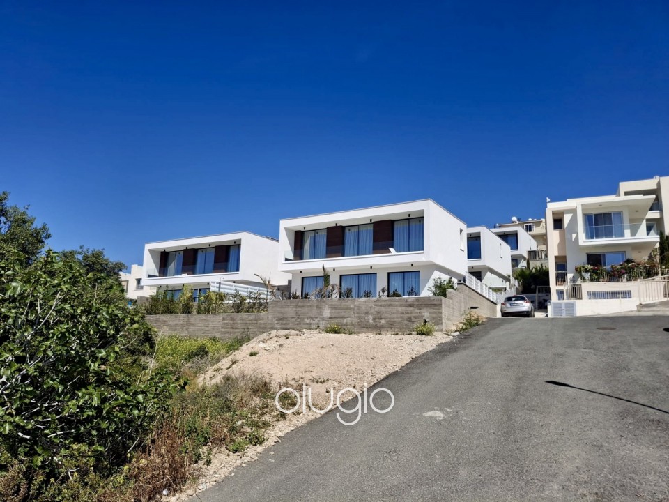 Detached Villa For Sale in Chloraka