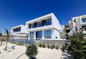Detached Villa For Sale in Chloraka