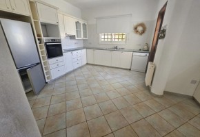 Detached Villa For Sale in Kamares - Tala