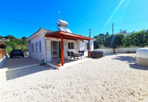 Bungalow For Sale in Polemi