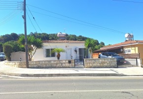 Bungalow For Sale in Polemi