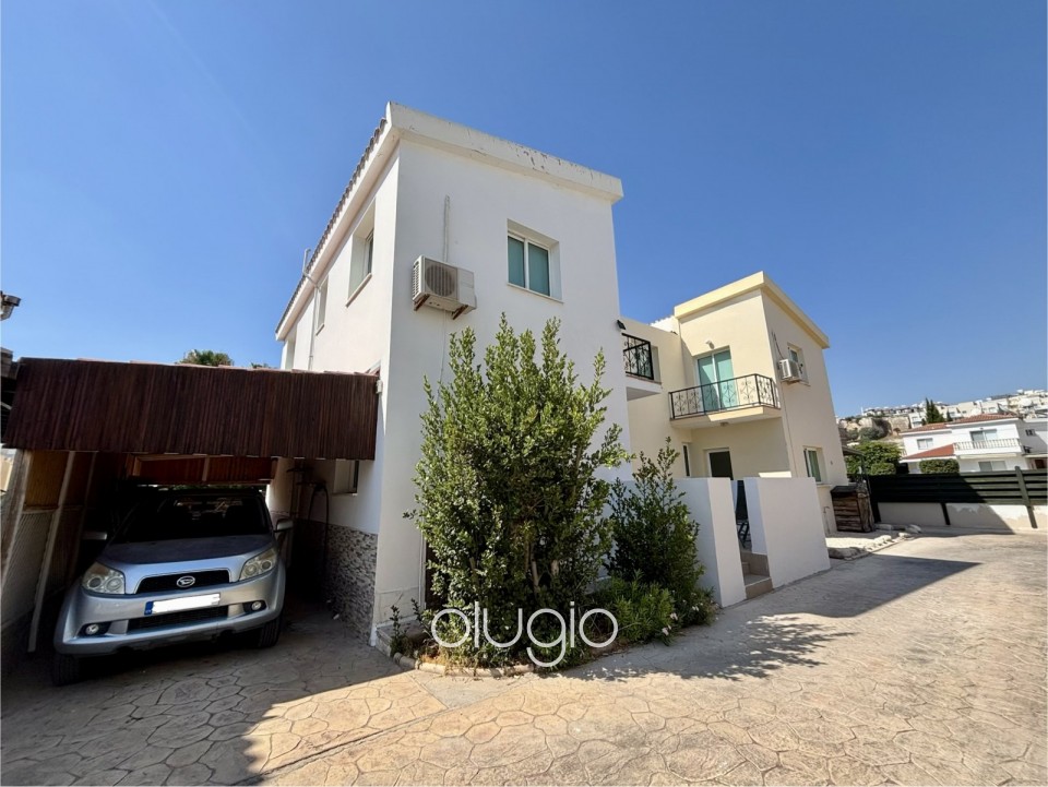 Detached Villa For Sale in Universal
