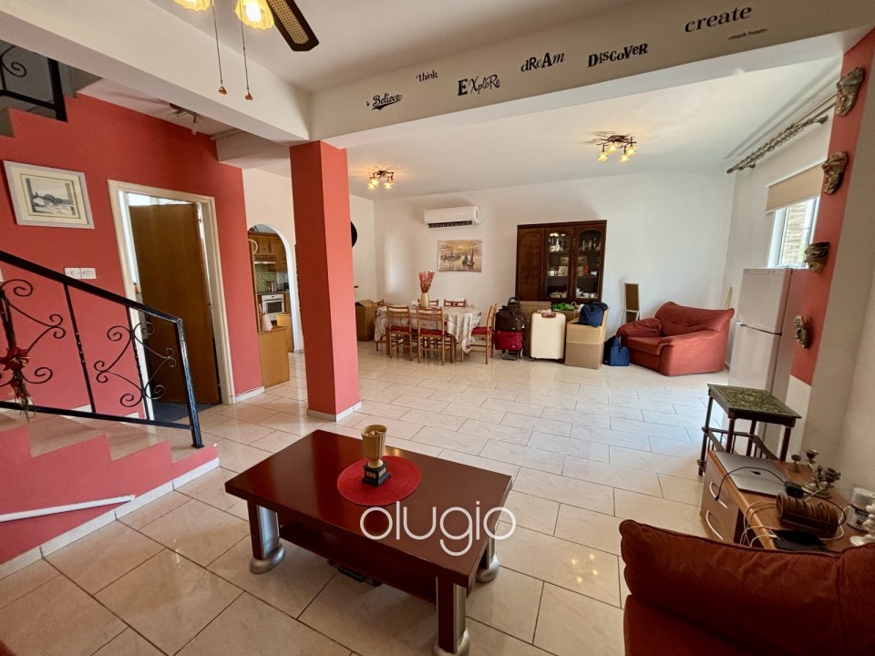 Detached Villa For Sale in Universal