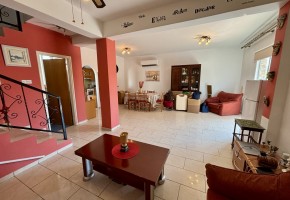 Detached Villa For Sale in Universal