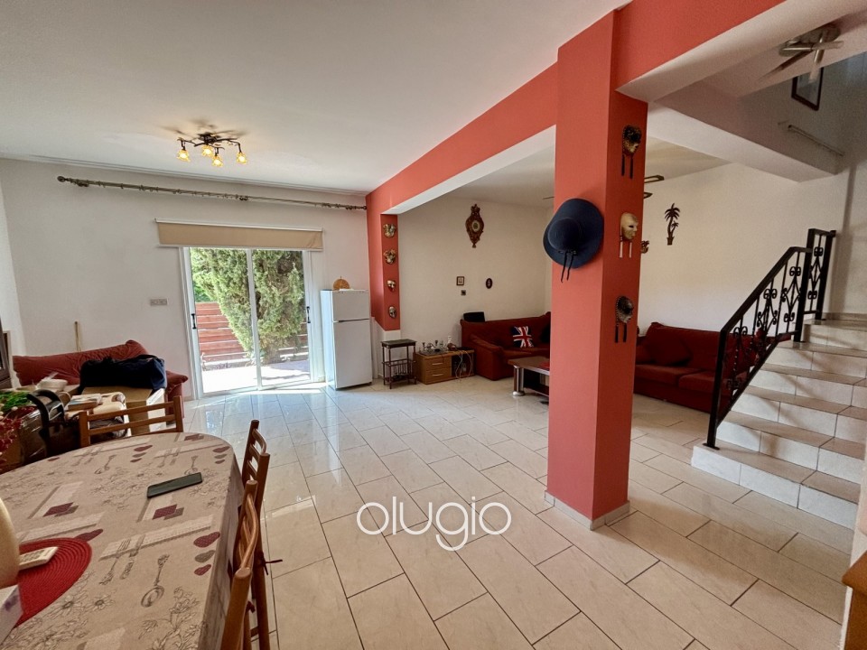 Detached Villa For Sale in Universal
