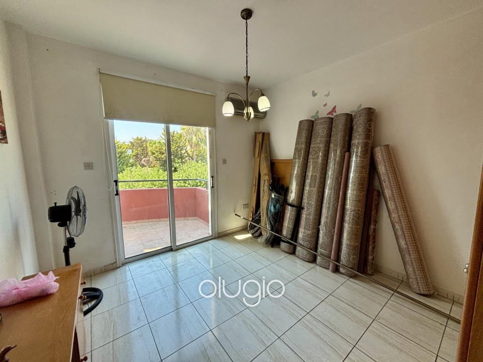 Detached Villa For Sale in Universal