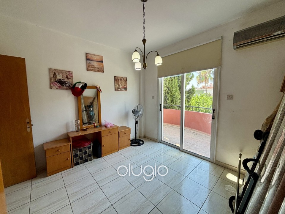 Detached Villa For Sale in Universal