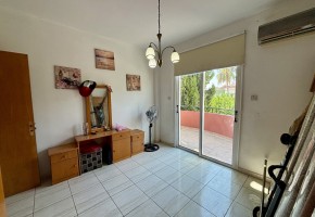 Detached Villa For Sale in Universal